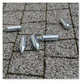 CO₂ балончики Borner поруч із пістолетом